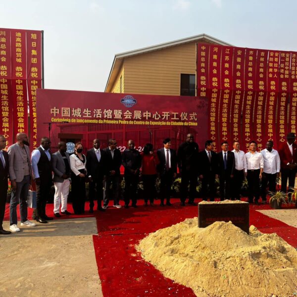 Presidente da câmara de Comércio Angola-China Luís Cupenala participa da cerimônia de lançamento da primeira pedra do Centro de exposição da cidade da China.