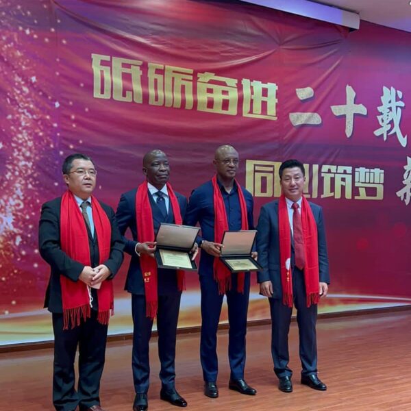 You are currently viewing Presidente da câmara de comércio Angola-China é condecorado pelos seus feitos na promoção da notoriedade as empresas chinesas em Angola