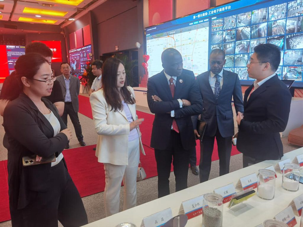 Direcção da Câmara de Comércio Angola-China visita a sede do grupo guolian em beijing